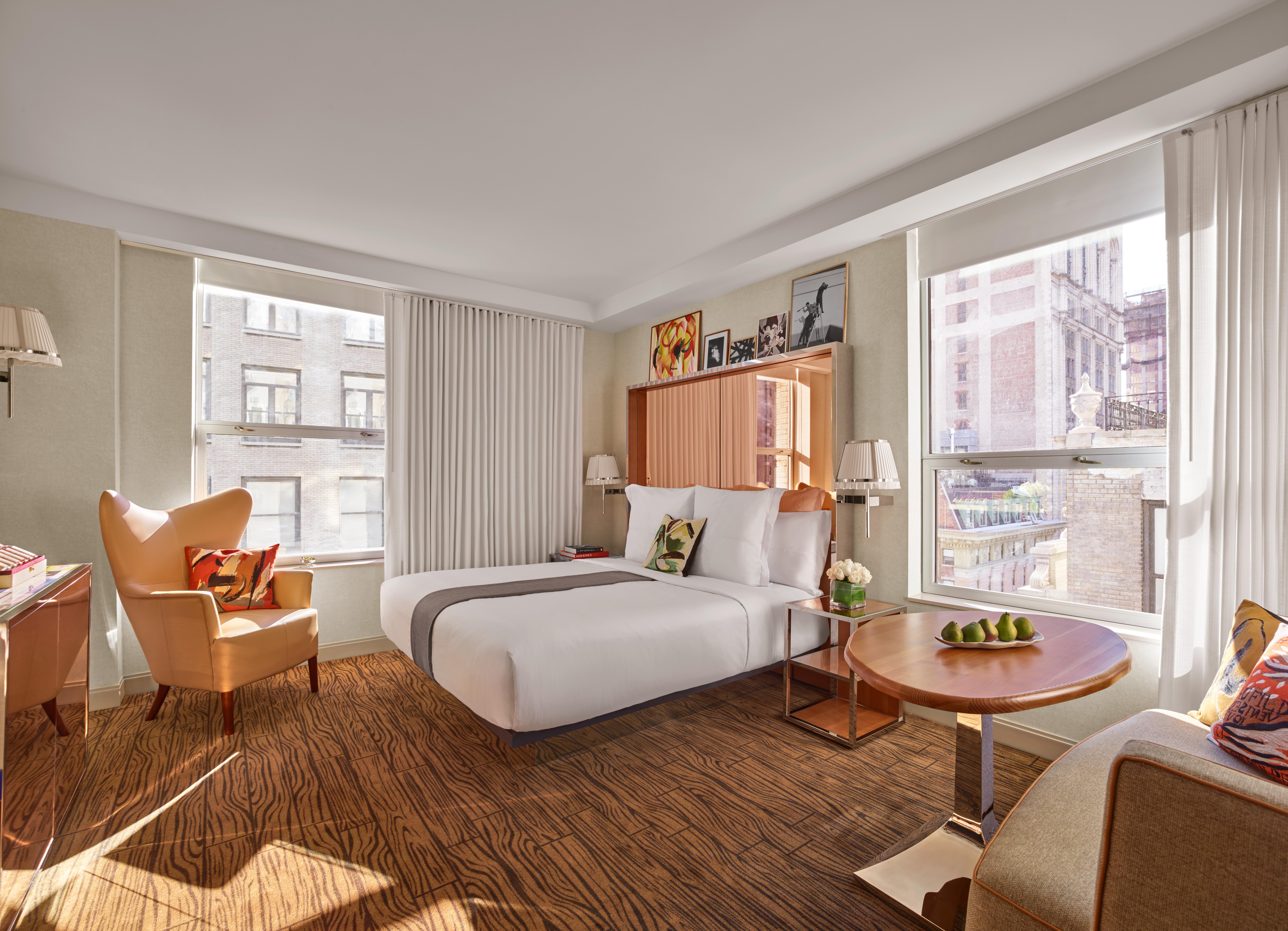 Imagen de la habitación esquinera con cama tamaño queen en Mondrian Park Avenue.