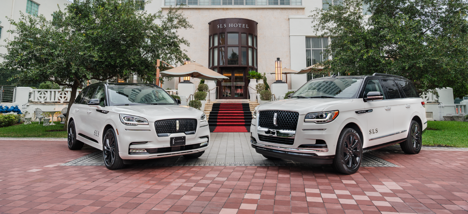 Dos Lincoln SUV blancos