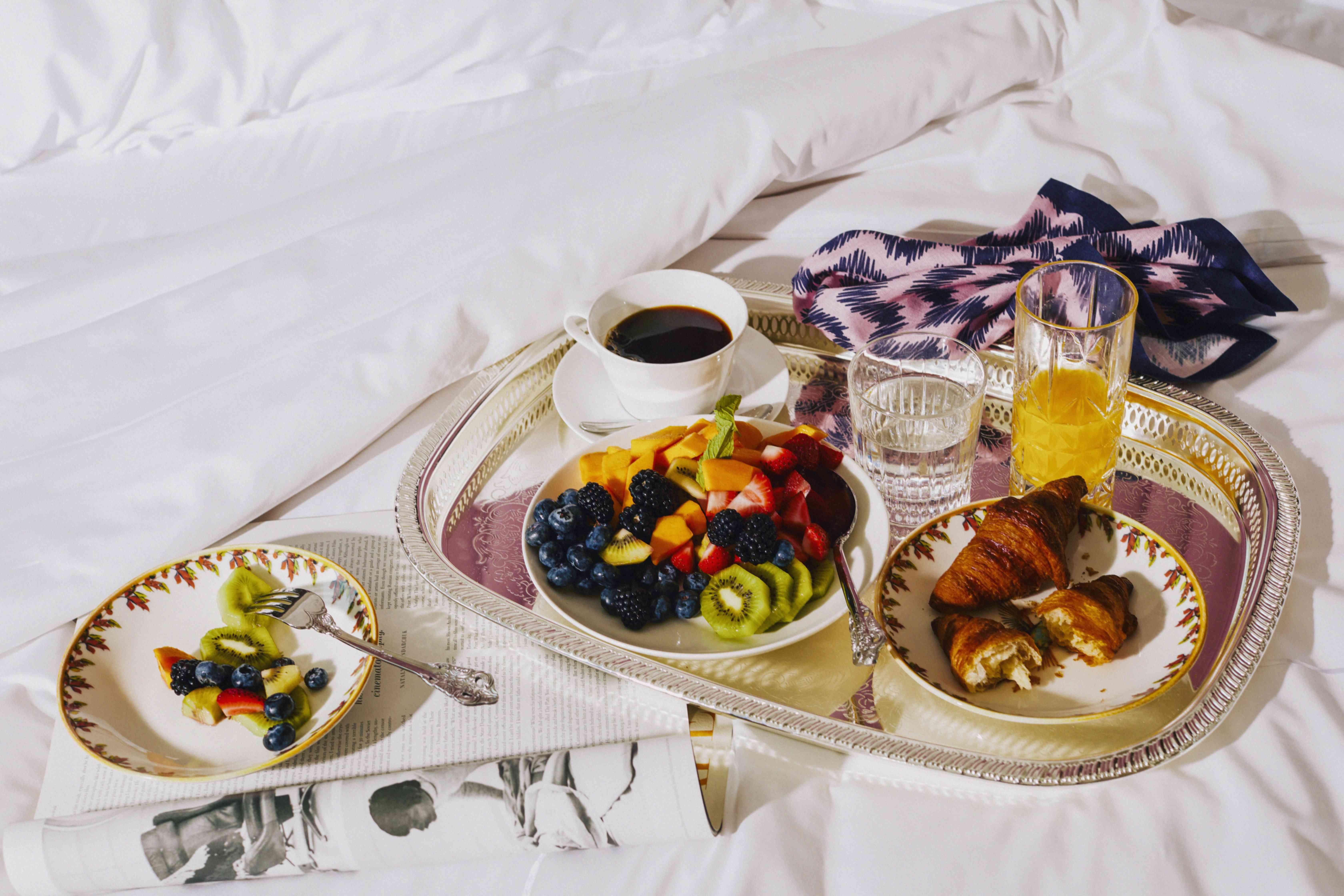 desayuno en la cama en una bandeja de plata