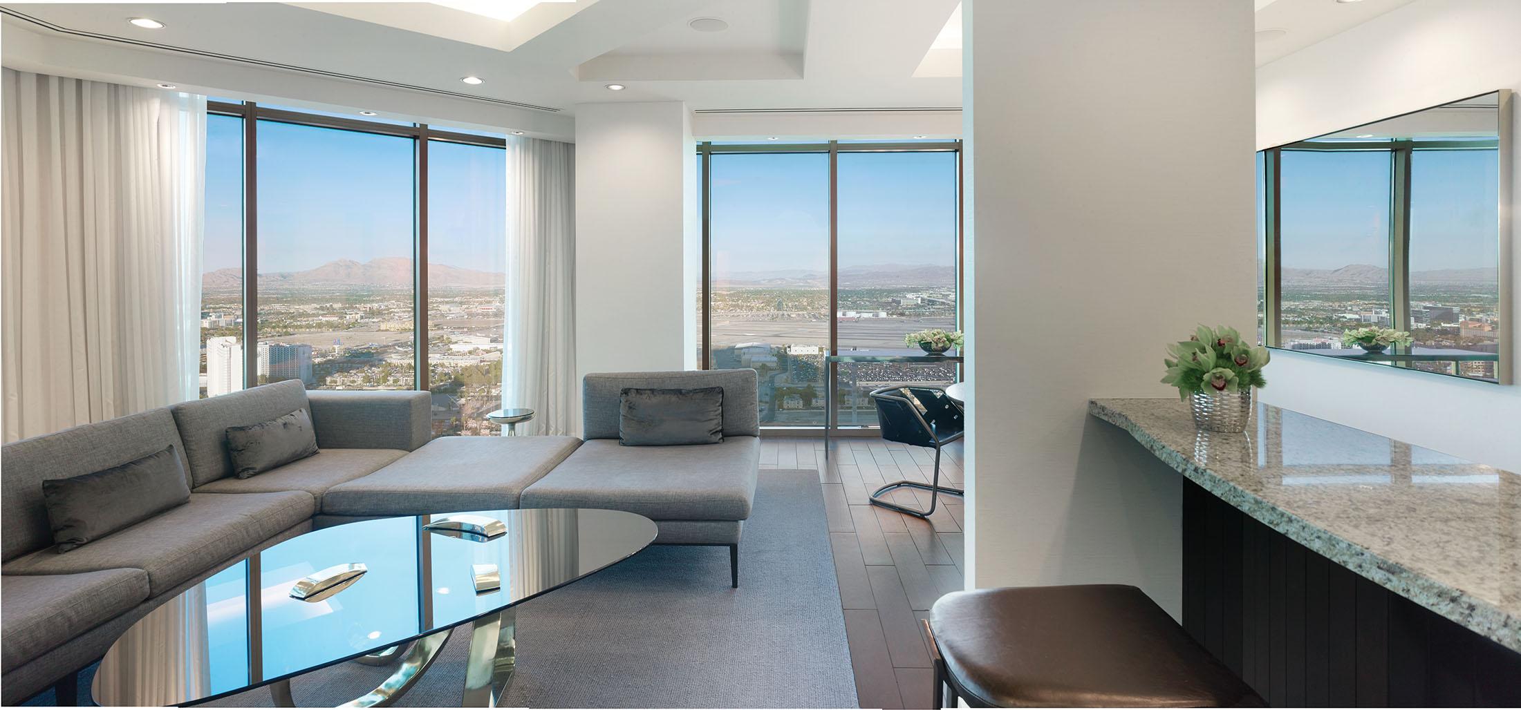 Sala de estar y suite de cocina con vistas panorámicas de Las Vegas